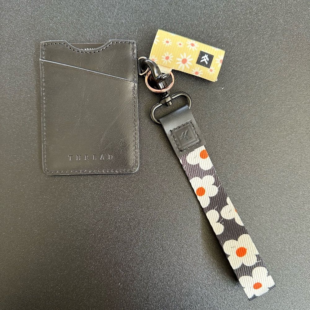 NWT - Thread Wallets Black Card Holder with Floral Keychain